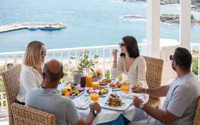 Frühstück im hauseigenen Restaurant mit herrlichem Ausblick